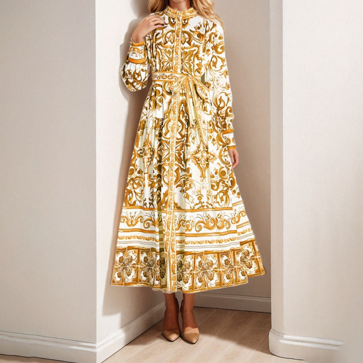 Dame Élégante Robe Maxi avec Motif Floral Délicat et Ceinture Pratique Chic & Stil