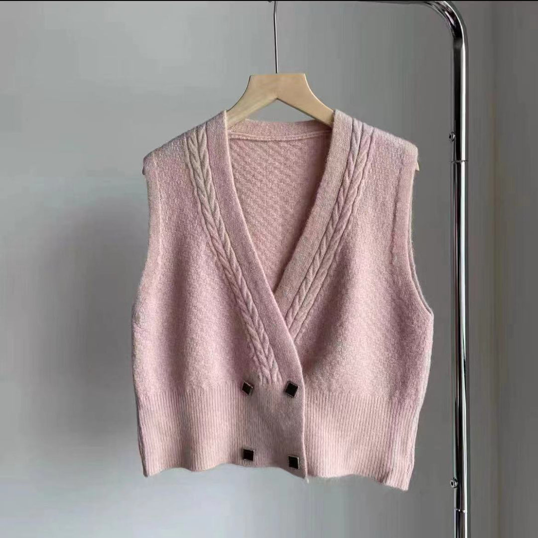 Gilet tricoté pour femmes avec un motif en câble moderne et des détails de bouton élégants Chic & Stil