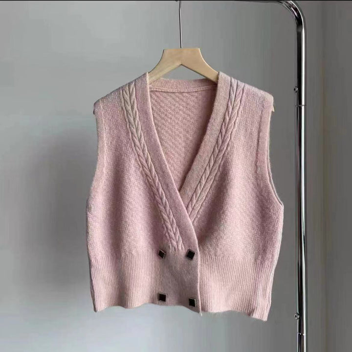 Gilet tricoté pour femmes avec un motif en câble moderne et des détails de bouton élégants Chic & Stil