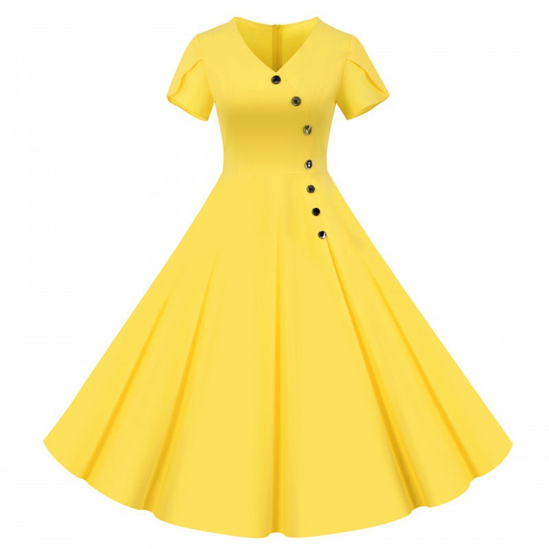 Robe swing femme avec un col en V à boutons et une jupe évasée.