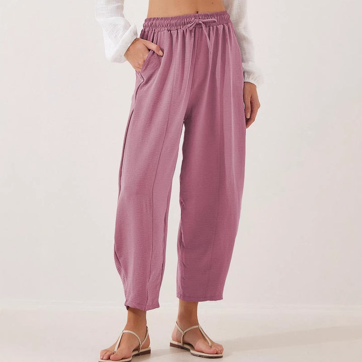 Women's Comfortable, loosely cut summer pants with elastic waistband and side pockets Lune London