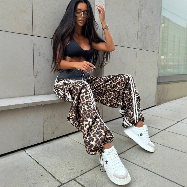 Casual women's pants with leopard print and side stripes Lune London
