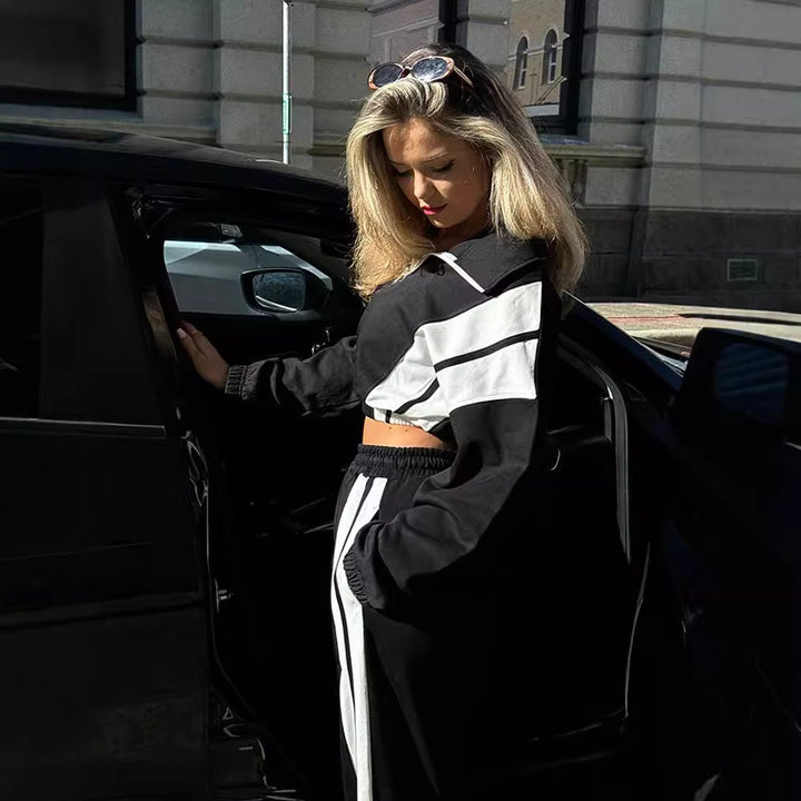 Women's sporty lounge set with high-neck top and elastic trousers Chic & Stil