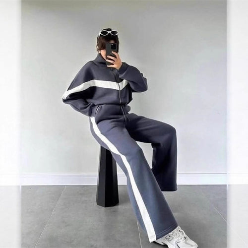 Women's sporty leisure set with trendy zipper and contrasting stripes Lune London