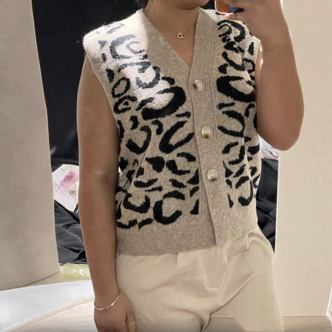 Knitted pattern vest for women with button closure and pockets Lune London