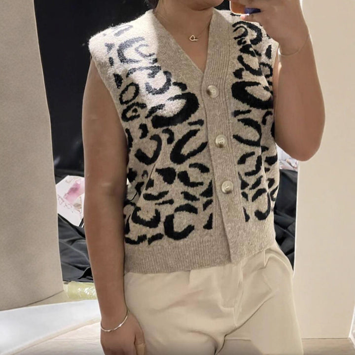 Knitted pattern vest for women with button closure and pockets Lune London