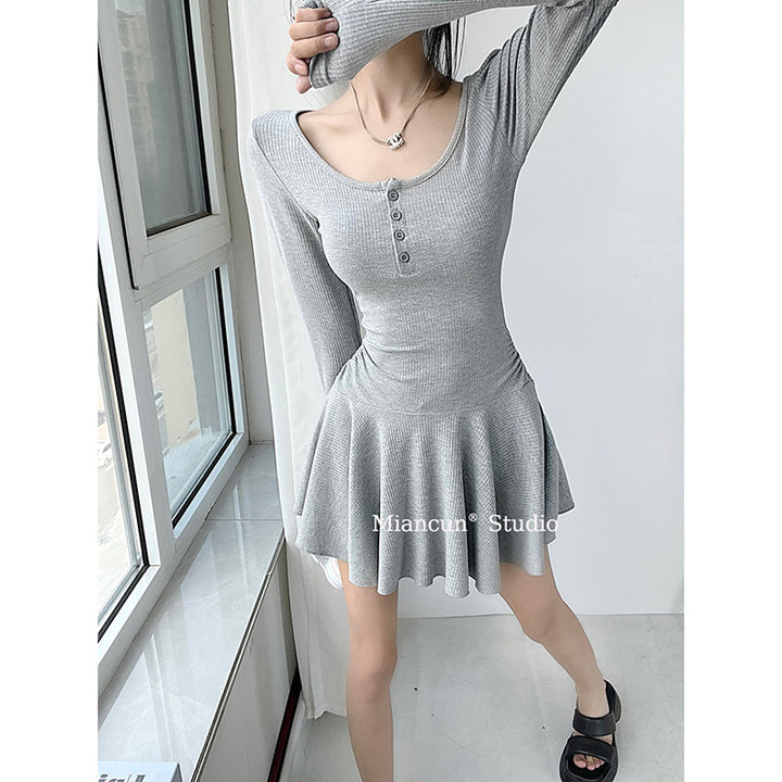 Women's Long Sleeve Dress with Flowing Skirt Chic & Stil