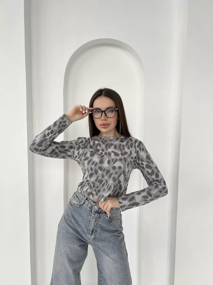 Trendy knit sweater for women with modern leopard print Lune London
