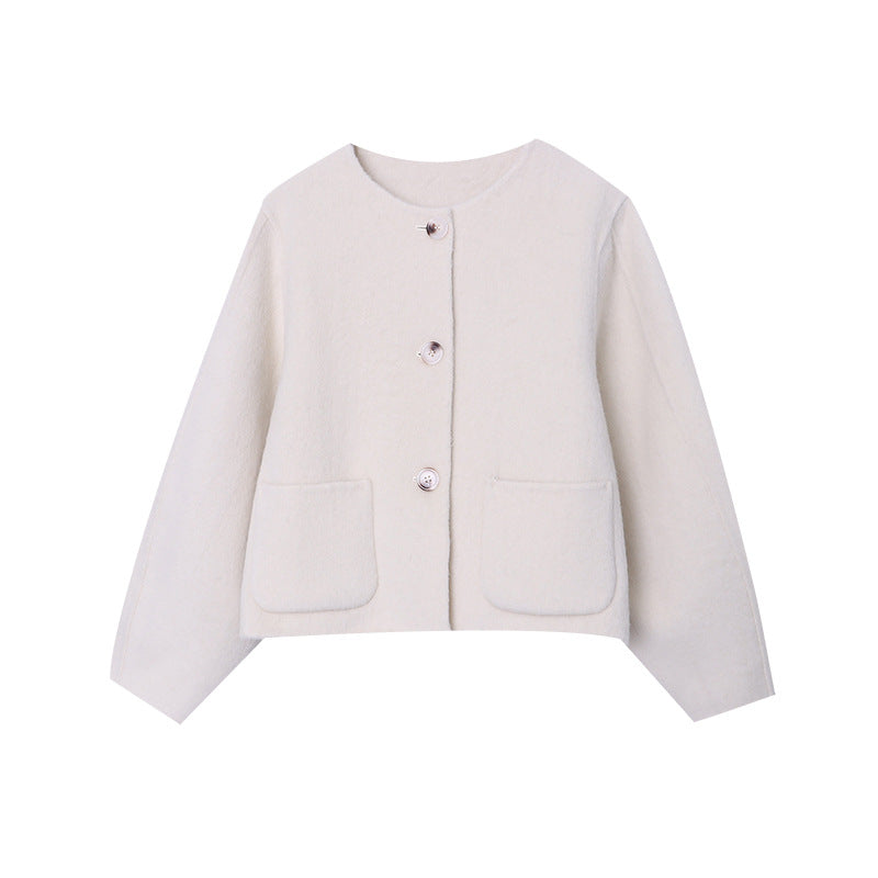 Women's soft and fashionable cardigan with classic button details Chic & Stil