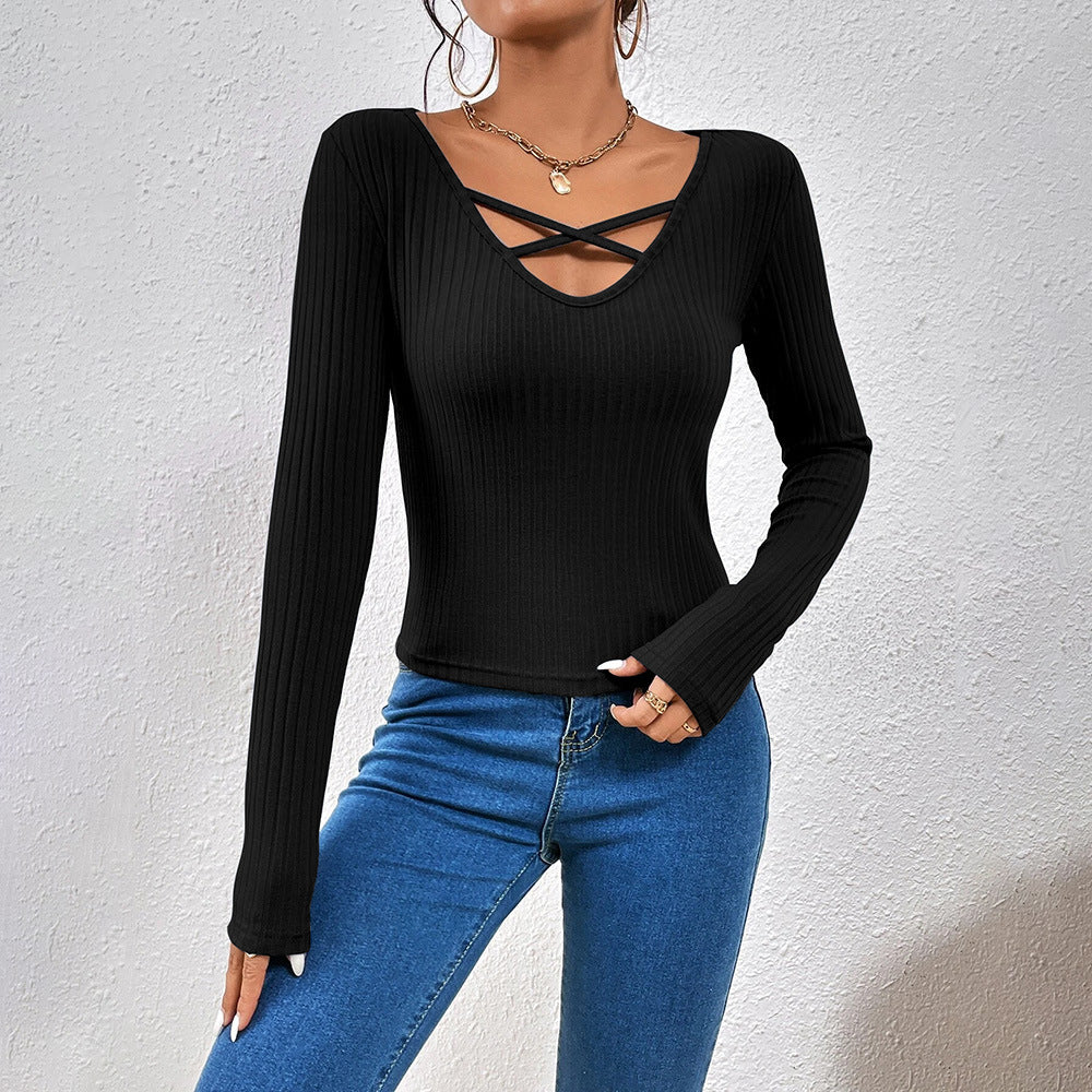 Haut extravagant à manches longues pour femmes avec un délicat découpe croisée Chic & Stil