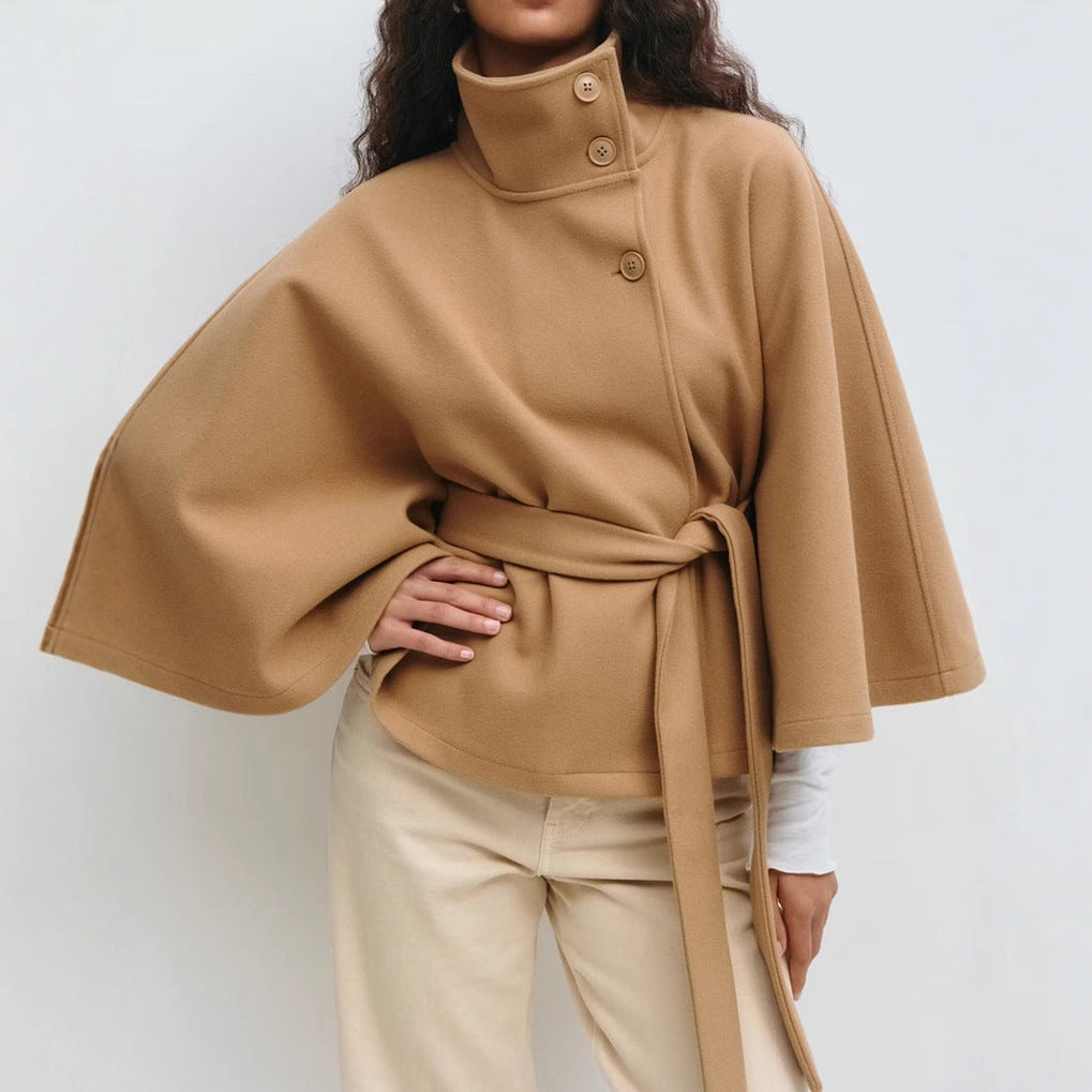 Veste à capuche pour femmes avec des manches larges et une ceinture à la taille Chic & Stil