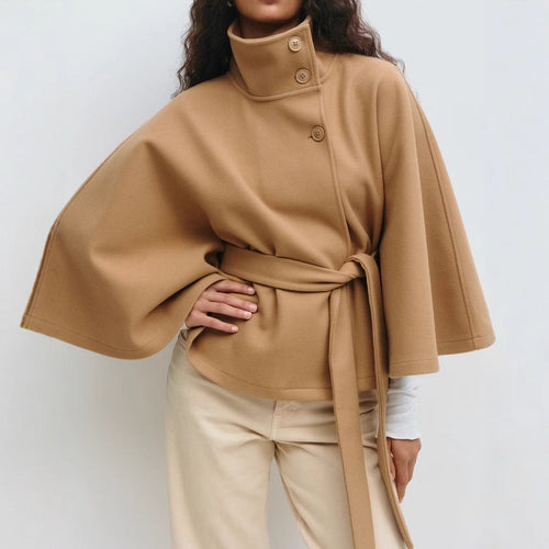 Veste à capuche pour femmes avec des manches larges et une ceinture à la taille Chic & Stil