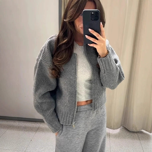 Cardigan moderne pour femmes avec des manches volumineuses et fermeture éclair Chic & Stil