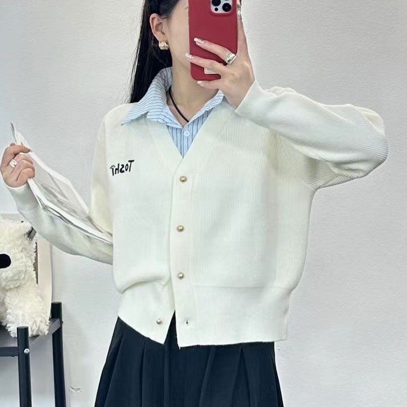 Femme cardigan décontracté avec col en V et boutons décoratifs Chic & Stil