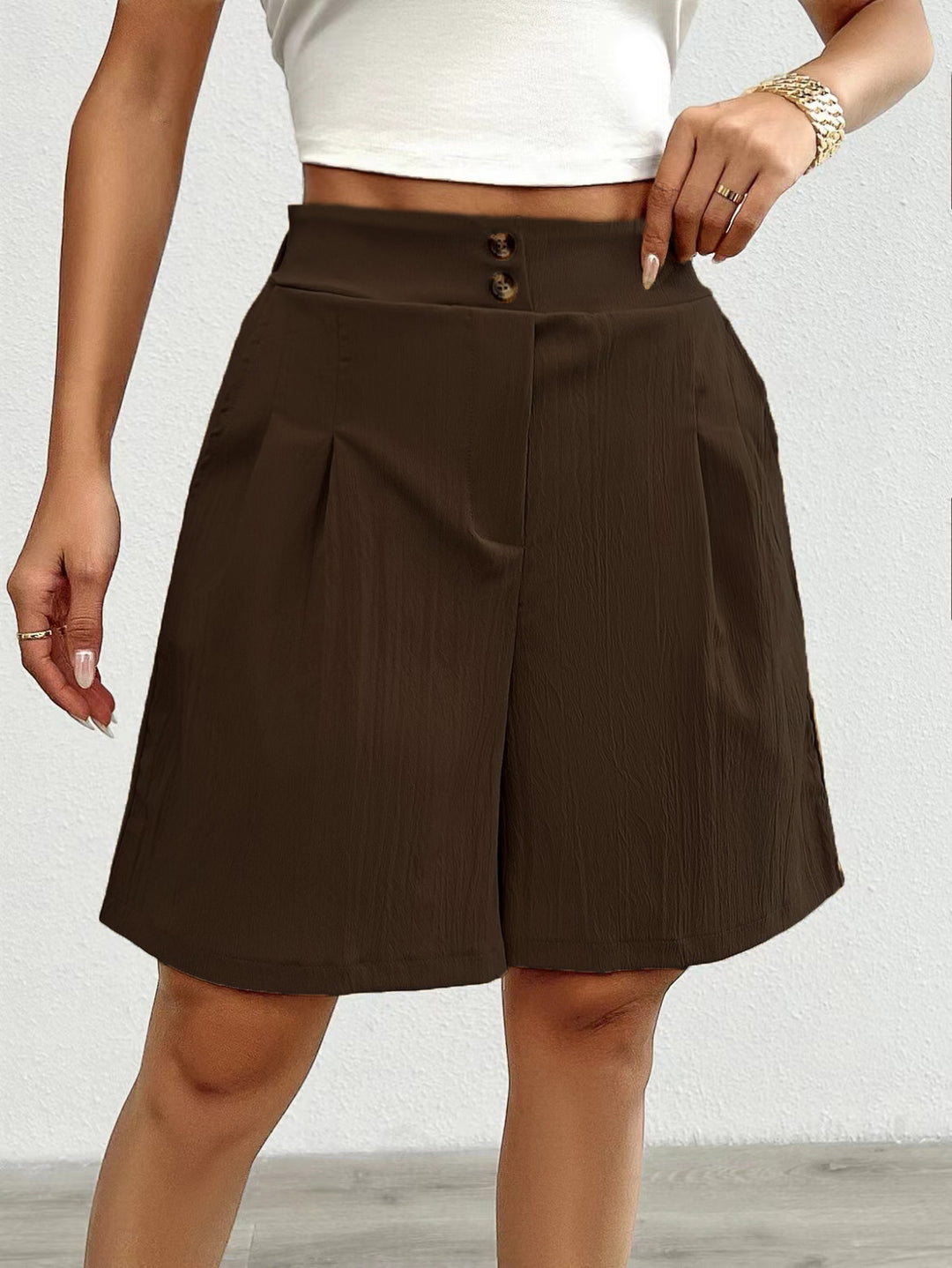 Lune London Elegant women's shorts with button closure and pleated design