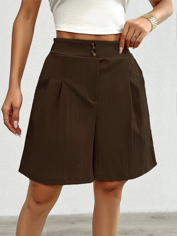 Lune London Elegant women's shorts with button closure and pleated design