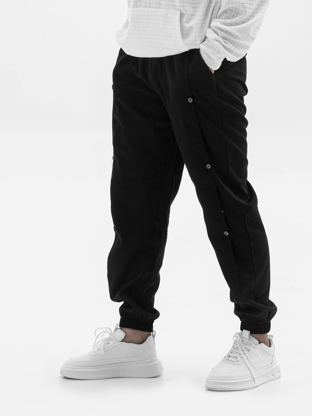 Men Stylish cargo pants with practical buttons and elastic waist Lune London