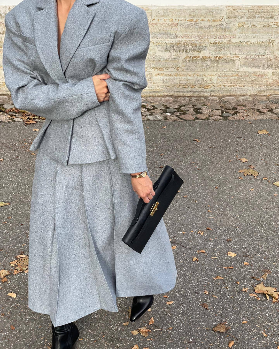 Elegant and modern outfit for women with fitted blazer and flared skirt Lune London
