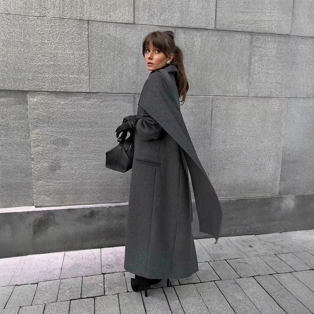 Manteau long élégant pour femmes avec col ultra-moderne et poches pratiques Chic & Stil