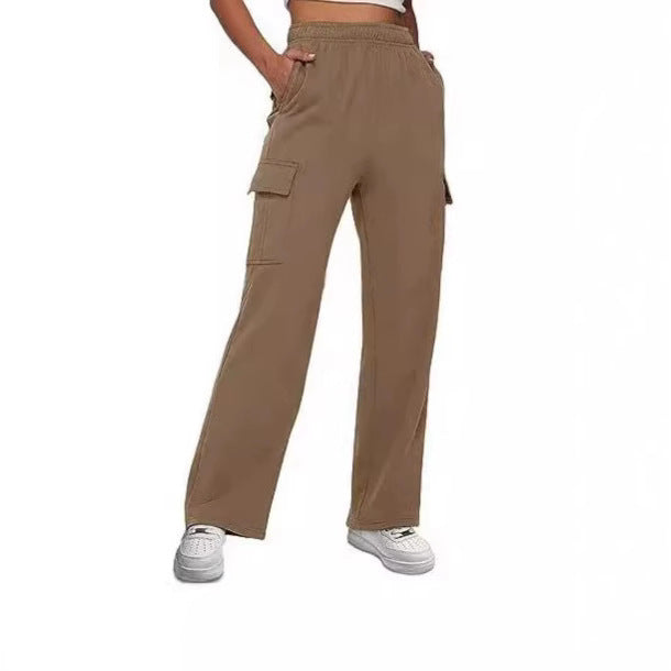 Versatile cargo pants for women with elastic waistband and numerous pockets Chic and Style