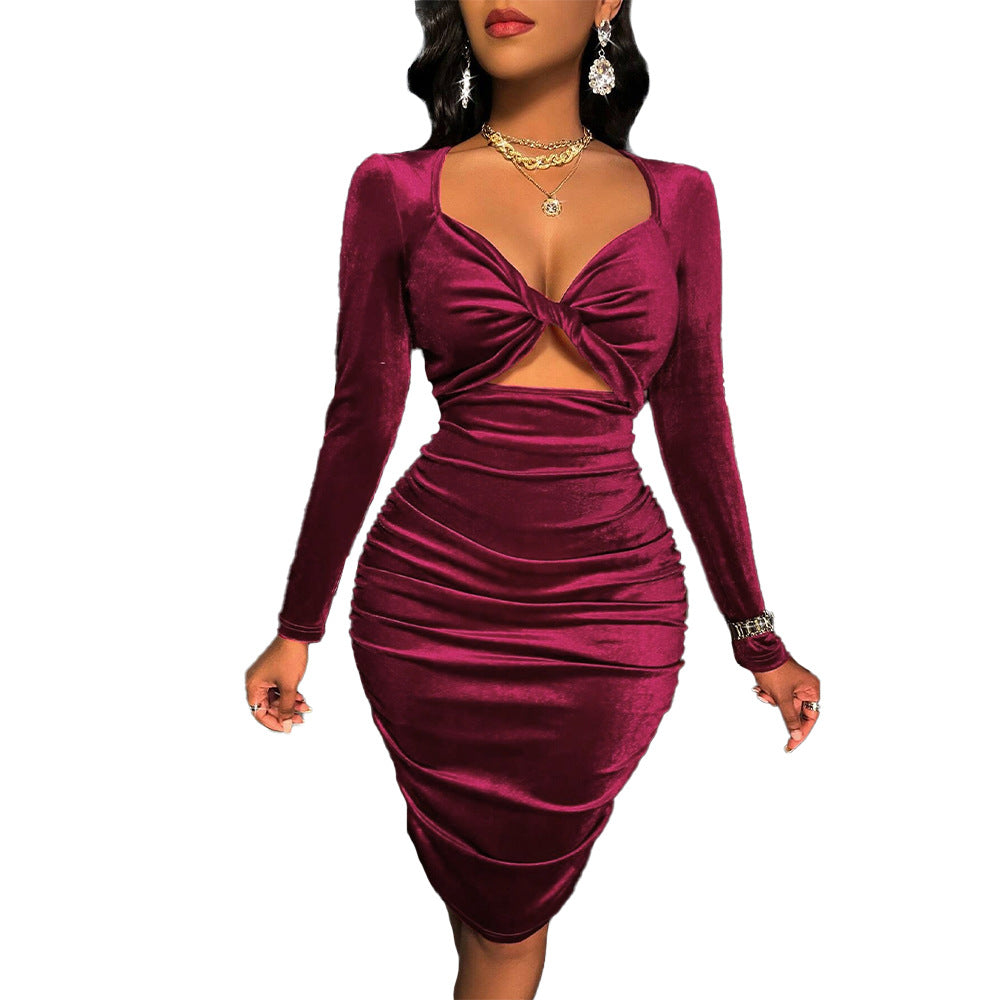 Robe portefeuille ajustée pour femmes avec décolleté en V plongeant et détails découpés élégants Chic & Stil