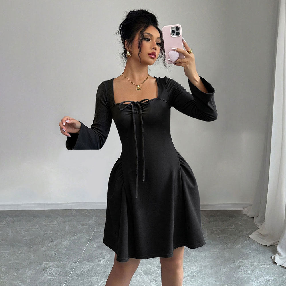 Robe féminine mi-longue avec des détails de volants raffinés et une coupe ajustée Chic & Stil