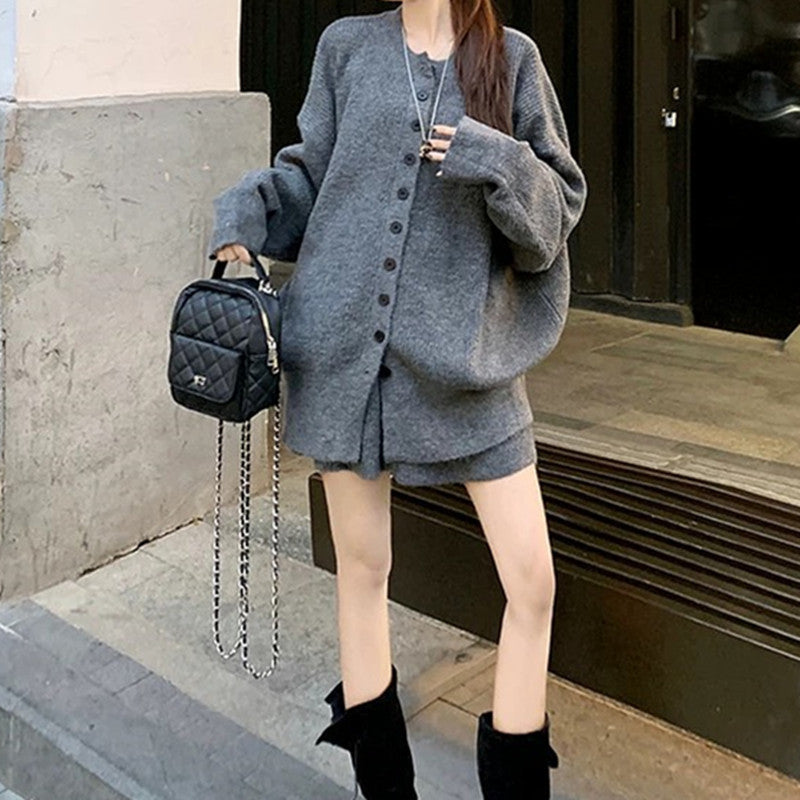 Ensemble tricot féminin avec des couches de pull contrastantes et une élégante patte de boutonnage Chic & Stil