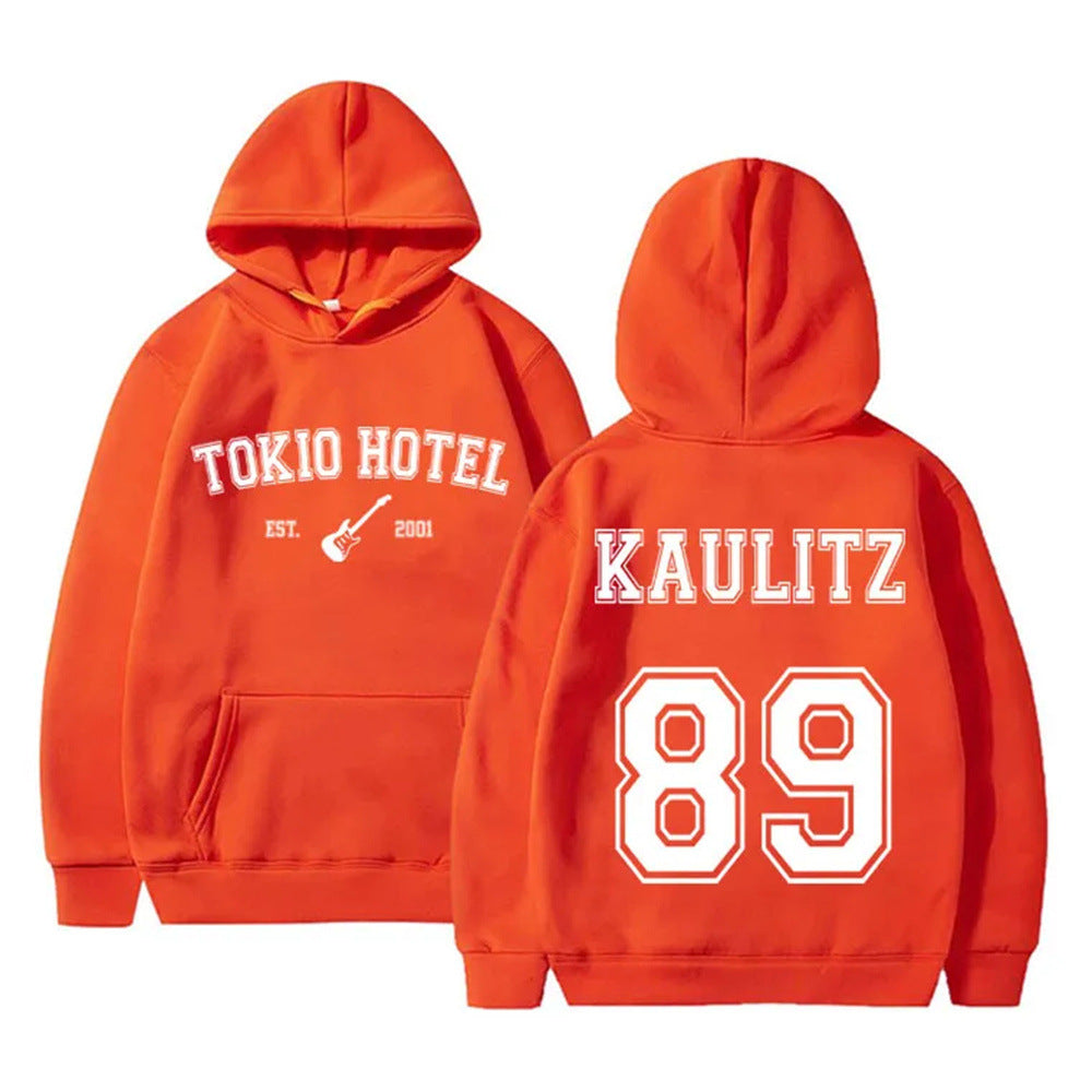 Women's hoodie with modern band design and comfortable fit Chic & Stil