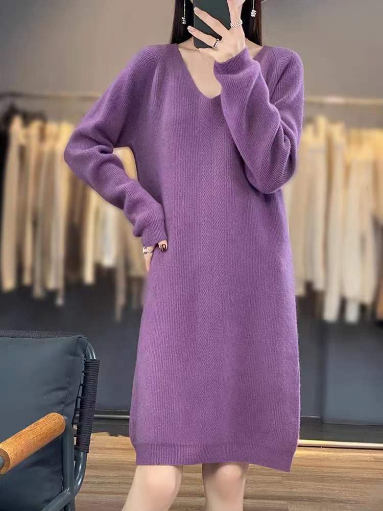 Comfortable knit dress for women with V-neck and relaxed fit Lune London