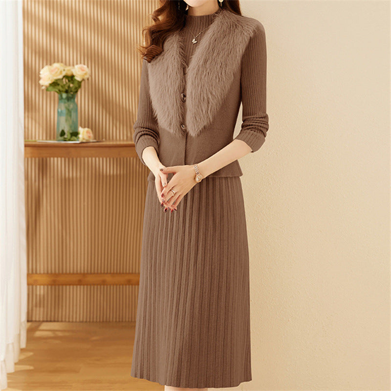 Lady elegant knit set with high-quality fur collar and ribbed structure.
