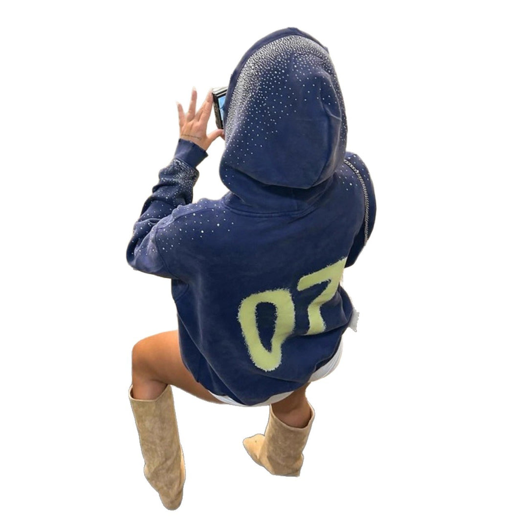 Hoodie femme avec des détails scintillants et un logo frappant Chic & Stil