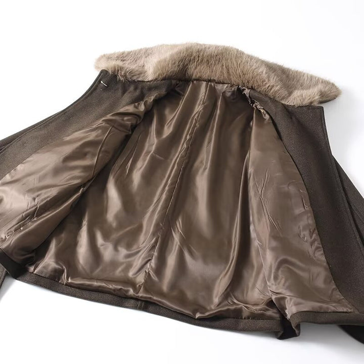 Veste de transition pour femmes avec col en fausse fourrure luxueux et ceinture à la taille Chic & Stil