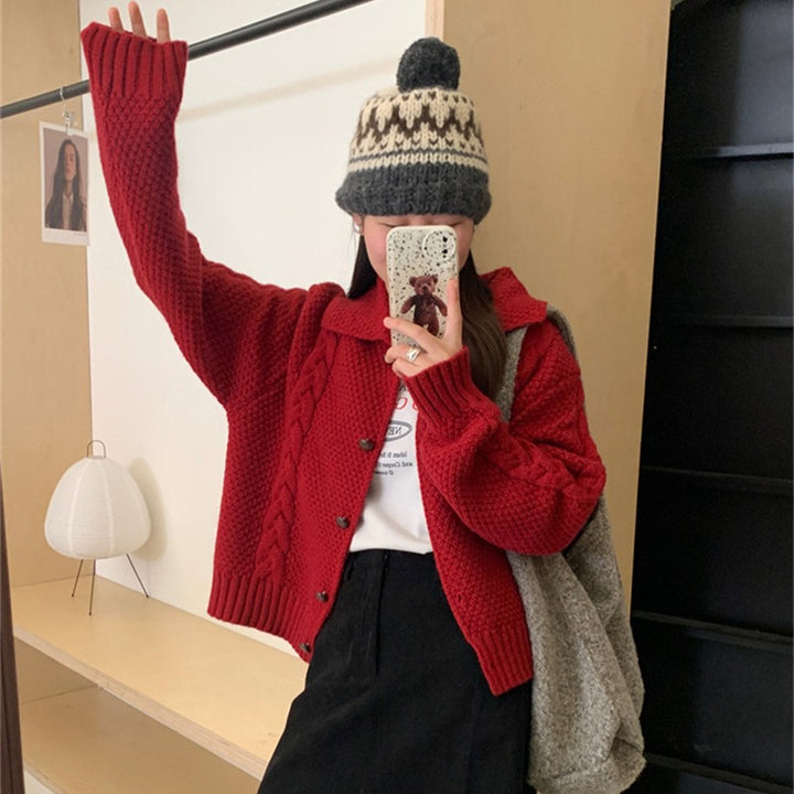 Women's oversized knitted jacket with cable design and chic texture and style