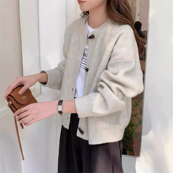 Cardigan pour femmes avec des détails de boutons élégants Chic & Stil