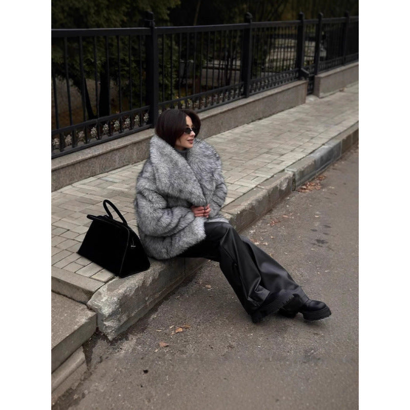 Faux fur jacket for women with oversized collar and relaxed fit Lune London