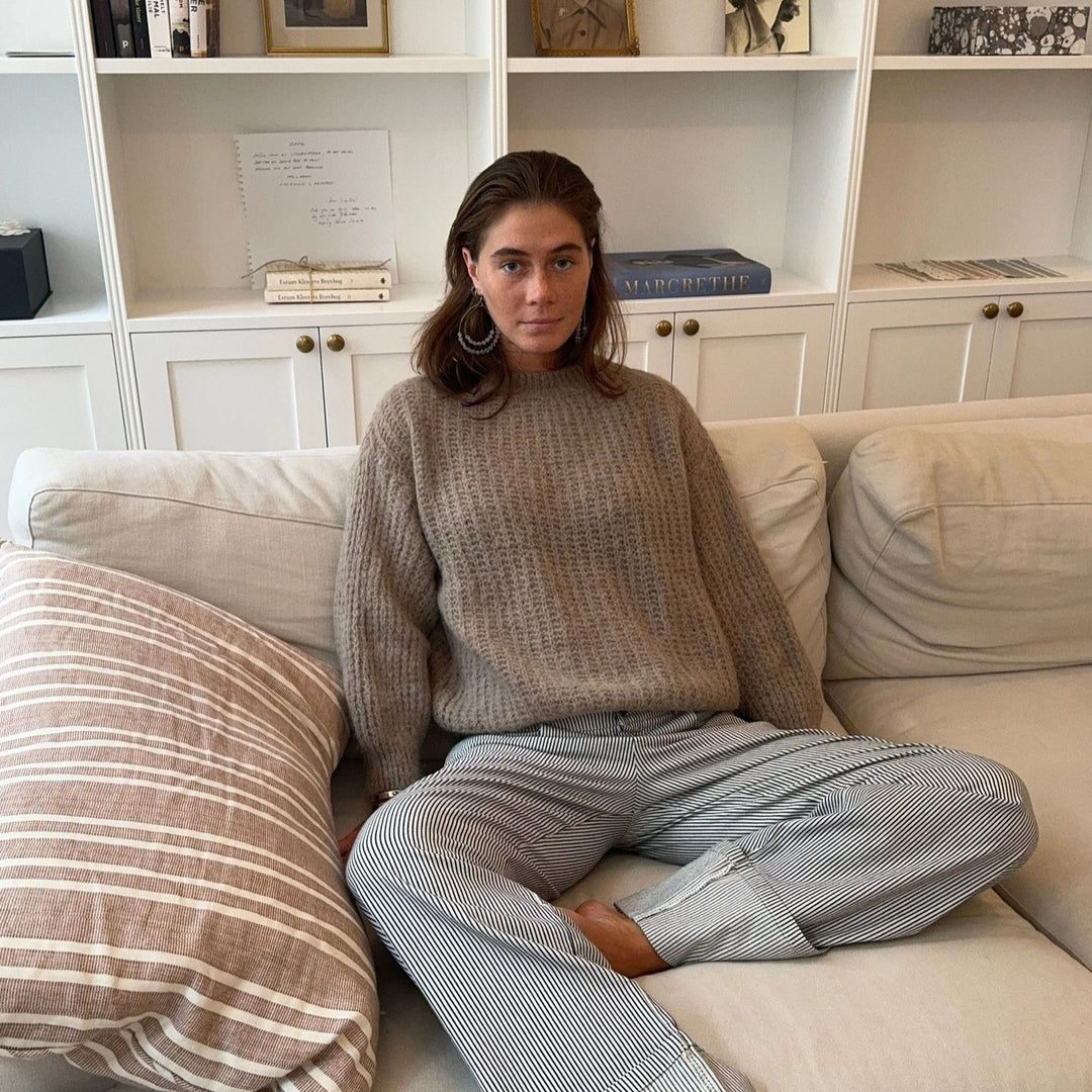 Knitted sweater for women with a trendy embossed pattern and a casual fit Lune London