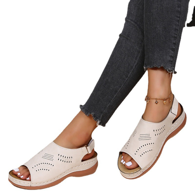 Comfortable clogs for women with a breathable surface structure and an ergonomic sole Lune London