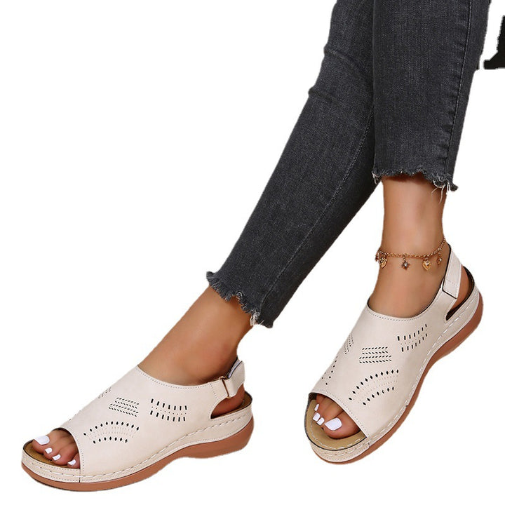 Comfortable clogs for women with a breathable surface structure and an ergonomic sole Lune London