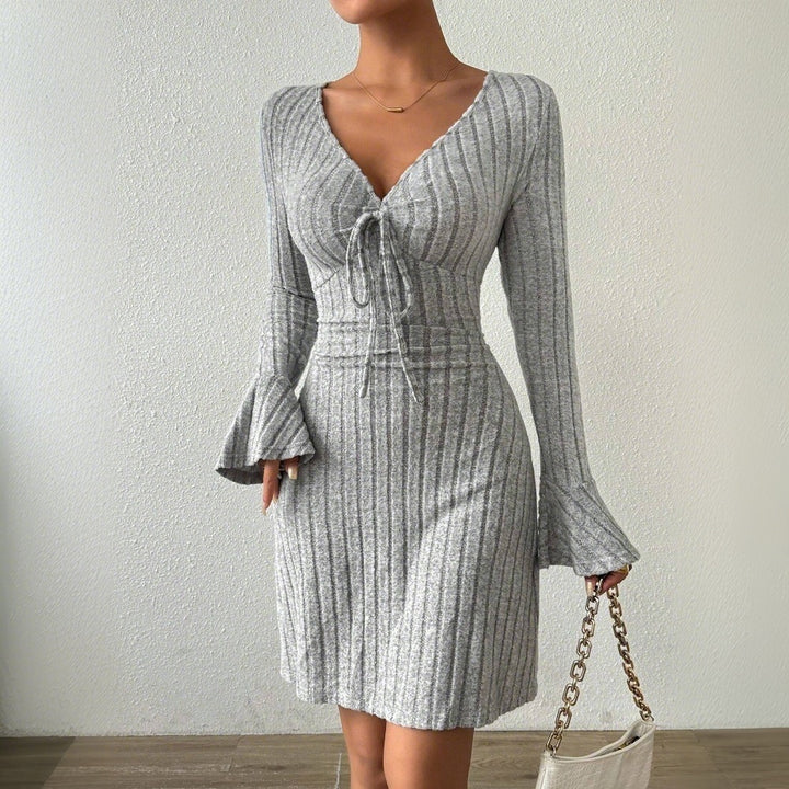 Robe tricotée pour femmes avec décolleté en V profond et liens élégants Chic & Stil
