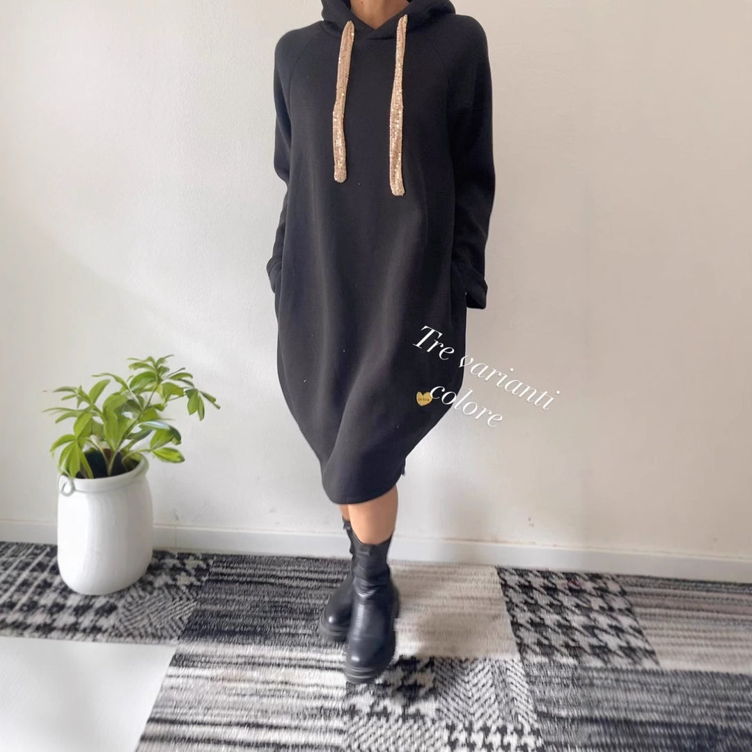 Robe hoodie femme dans un style décontracté oversize avec des accents scintillants Chic & Stil