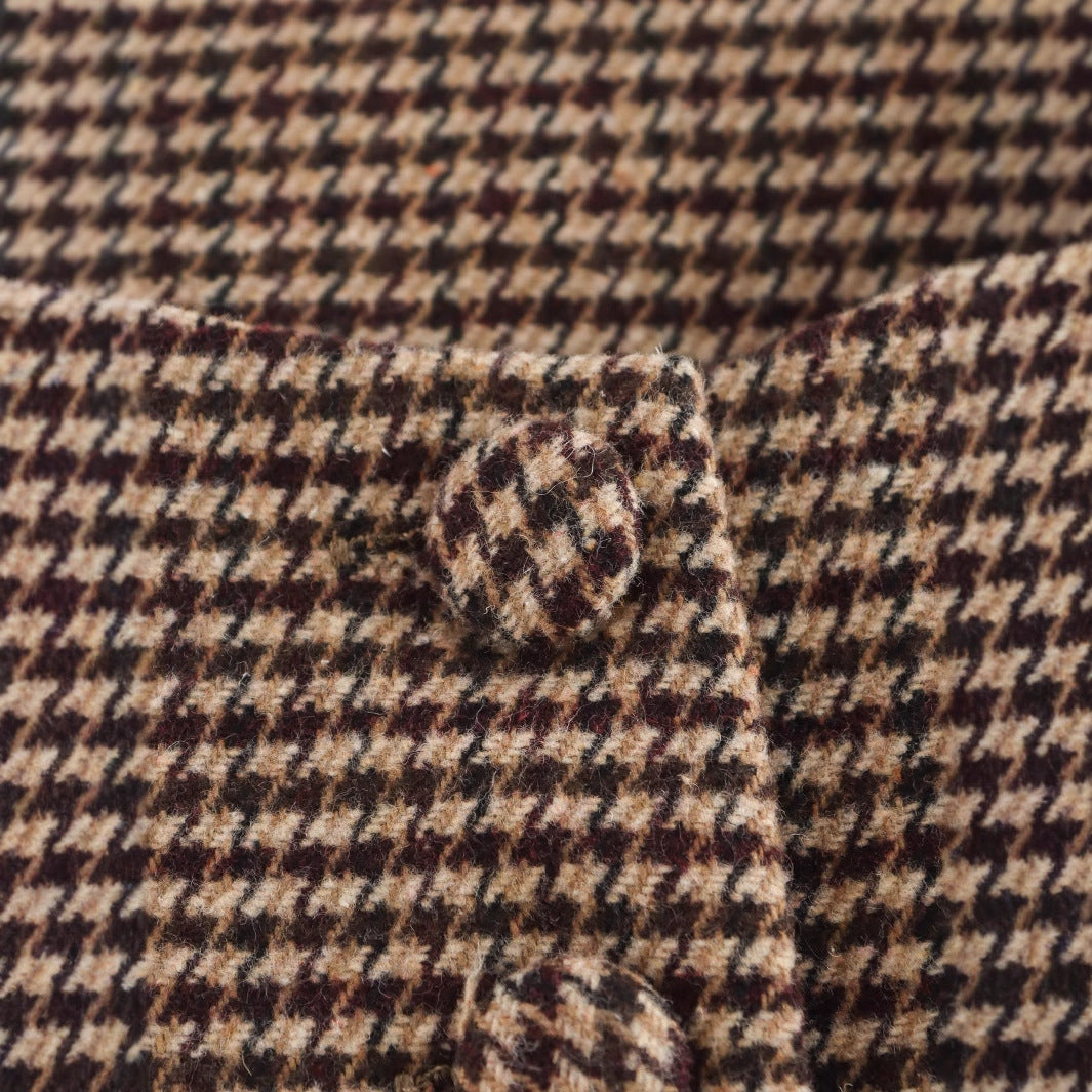 Women's vest with elegant plaid pattern and chic button details
