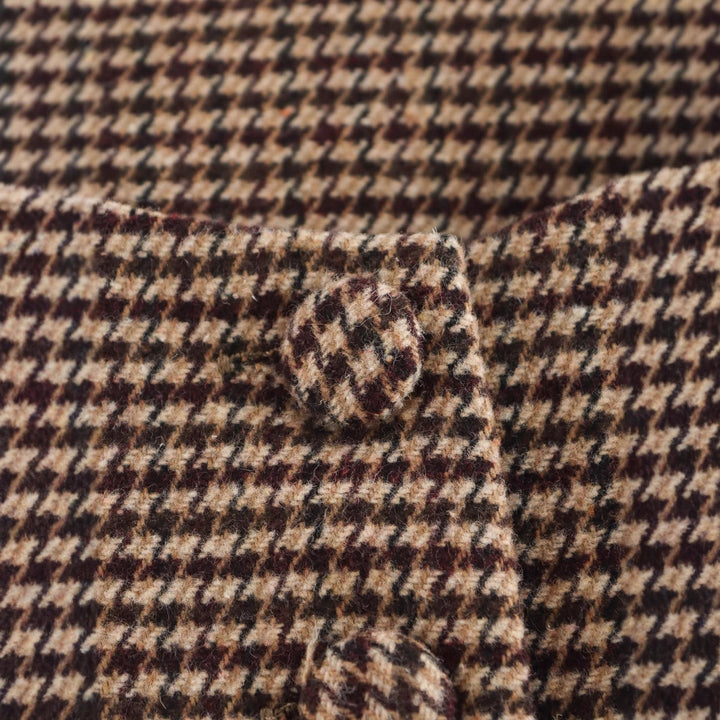 Women's vest with elegant plaid pattern and chic button details