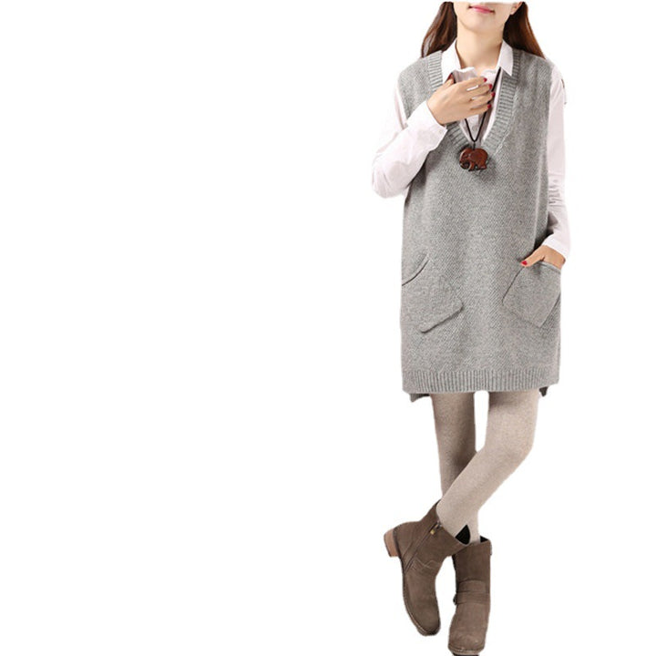 Knitted cardigan for women with V-neck and patch pockets Lune London