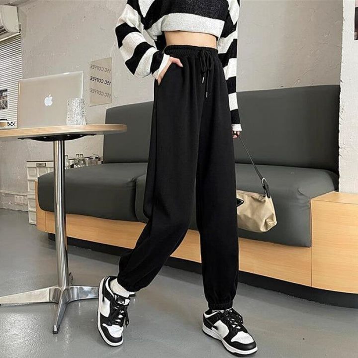 Women's leisure pants with elastic waistband and modern cuffs Chic & Stil