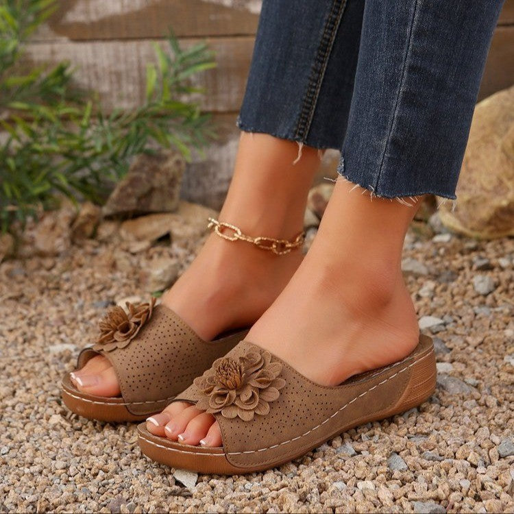 Comfortable floral sandals for women with breathable inserts and elegant floral decoration Lune London