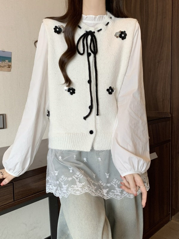 Cardigan pour femmes avec des applications florales décoratives et fermeture à nouer Chic & Stil