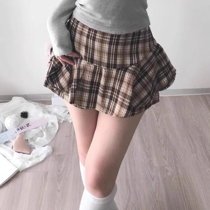 Ladies playful checkered skirt with integrated shorts and high waist Lune London
