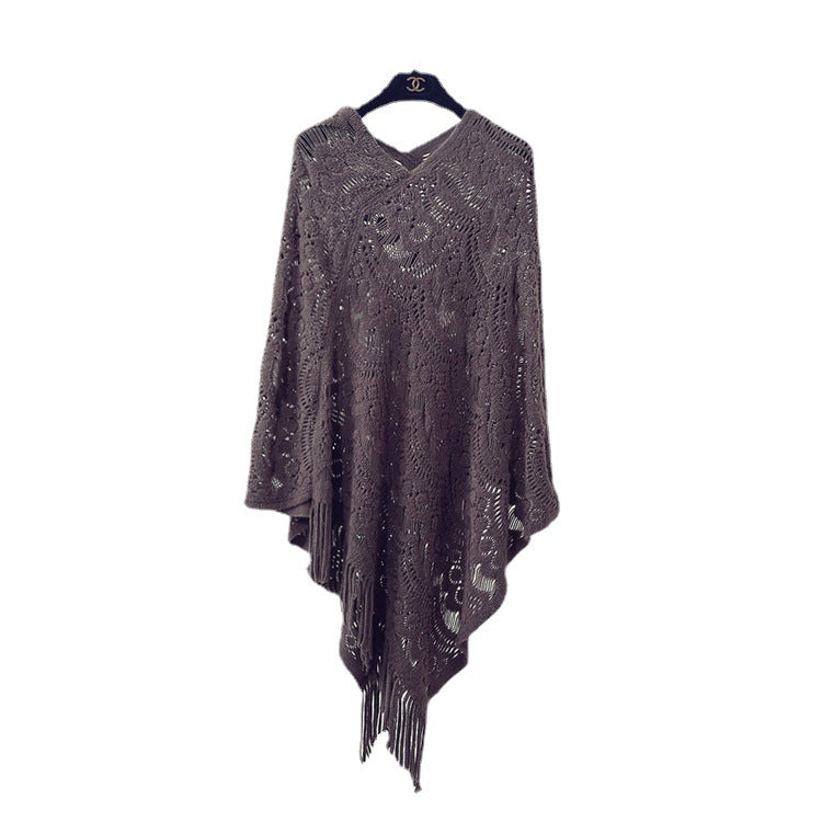 Crochet poncho for women with fringed edges and a fine openwork pattern Lune London