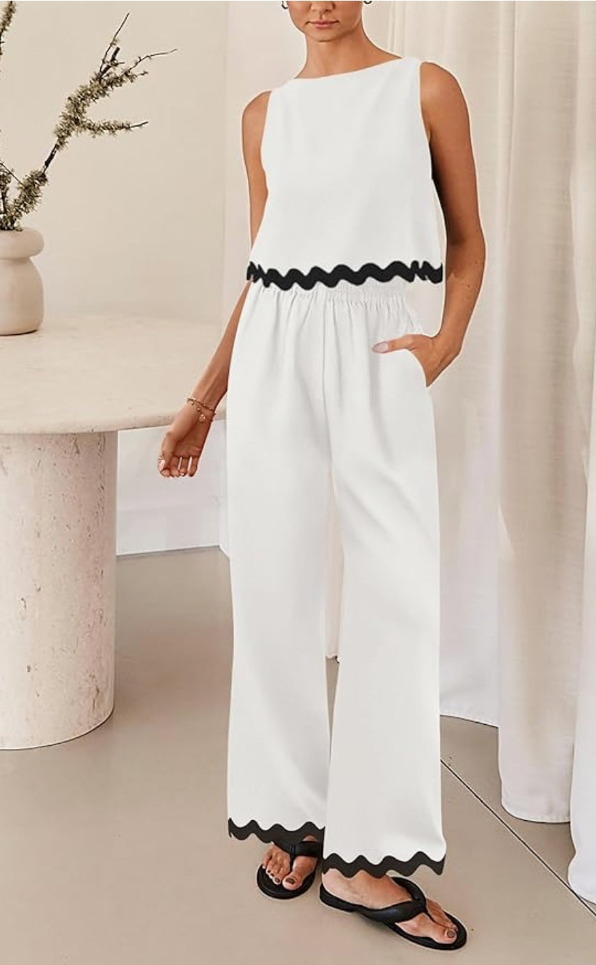Women elegant lounge outfit with loose fit and decorative wavy finishes Chic und Stil