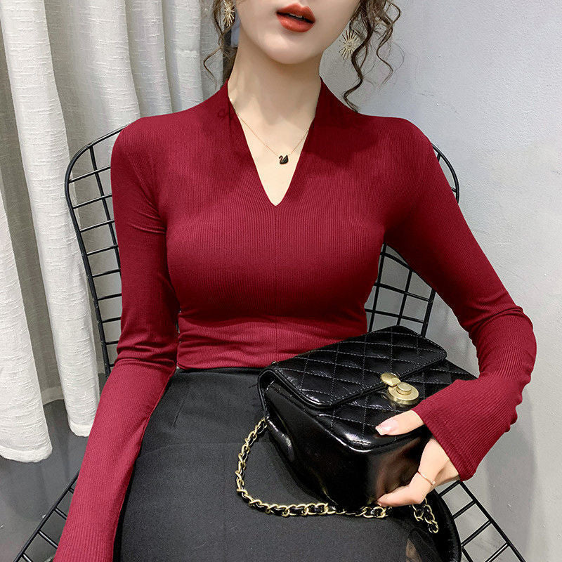 Ladies form-fitting long-sleeve top with V-neck Chic & Stil